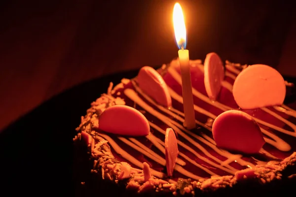 Doğum Günü Pastası Karanlıkta Yanan Bir Mum Tatil — Stok fotoğraf