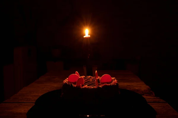 Geburtstagstorte Mit Einer Brennenden Kerze Dunkeln Feiertag — Stockfoto