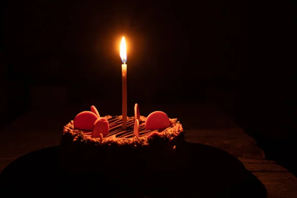 Doğum Günü Pastası Karanlıkta Yanan Bir Mum Tatil — Stok fotoğraf