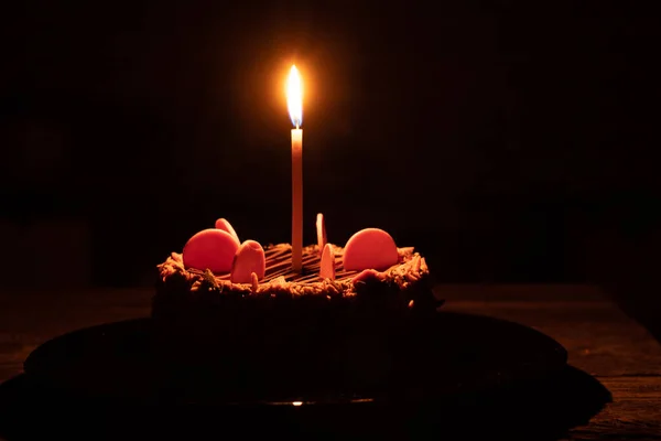 Pastel Cumpleaños Con Una Vela Encendida Oscuridad Vacaciones — Foto de Stock