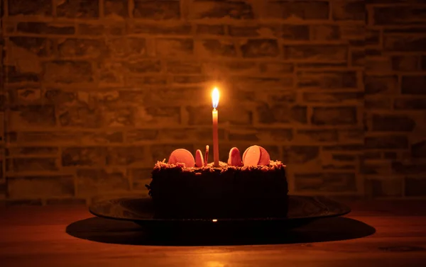 Pastel Cumpleaños Con Una Vela Encendida Oscuridad Vacaciones —  Fotos de Stock