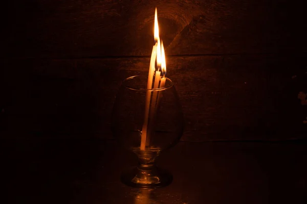 Drie Brandende Kaarsen Een Glazen Beker Het Donker Close — Stockfoto