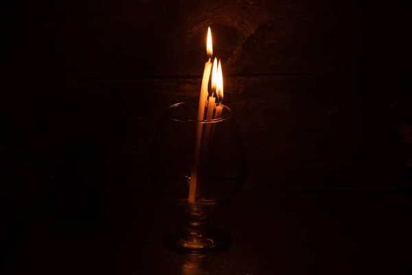 Drei Brennende Kerzen Einem Gläsernen Becher Der Dunkelheit Nahaufnahme — Stockfoto