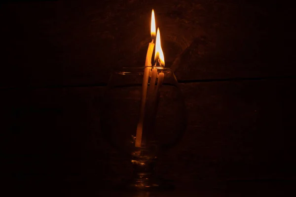 Três Velas Acesas Cálice Vidro Escuro Perto — Fotografia de Stock