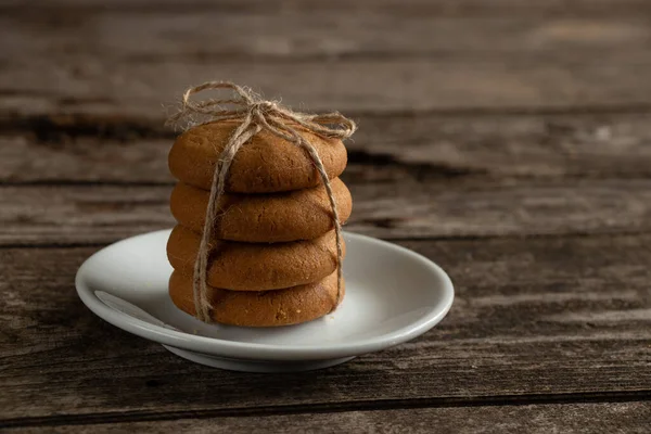 Uma Pilha Biscoitos Amarrados Com Uma Corda Está Uma Velha — Fotografia de Stock