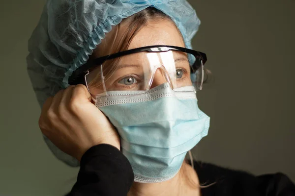 Retrato Cerca Una Joven Ucraniana Con Gorra Médica Máscara Gafas —  Fotos de Stock