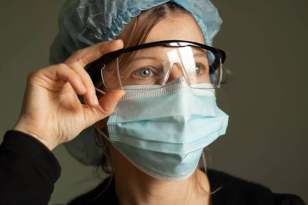 Retrato Cerca Una Joven Ucraniana Con Gorra Médica Máscara Gafas —  Fotos de Stock