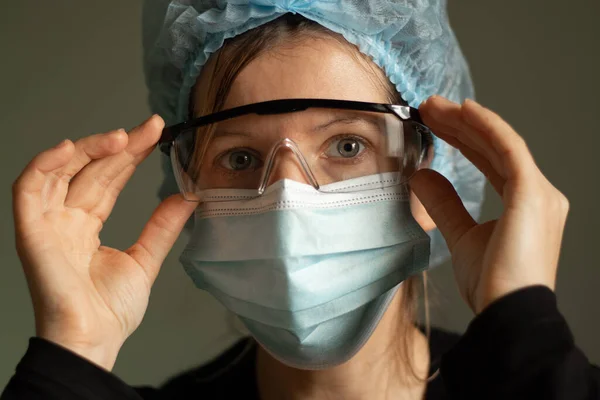 Retrato Cerca Una Joven Ucraniana Con Gorra Médica Máscara Gafas —  Fotos de Stock