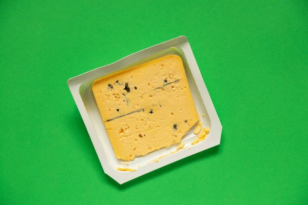 Pedazo Queso Amarillo Con Moho Azul Sobre Fondo Aislado Cerca —  Fotos de Stock