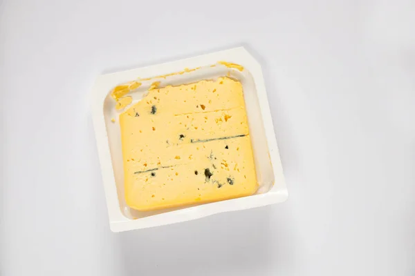 Pedazo Queso Amarillo Con Moho Azul Sobre Fondo Aislado Cerca — Foto de Stock