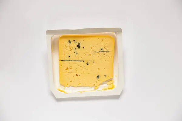Кусочек Желтого Сыра Голубой Плесенью Изолированном Фоне — стоковое фото