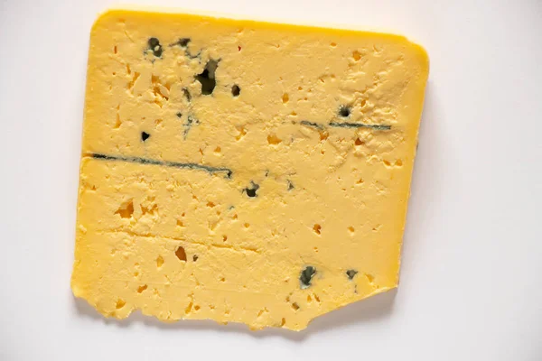 Morceau Fromage Jaune Avec Moisissure Bleue Sur Fond Isolé Gros — Photo