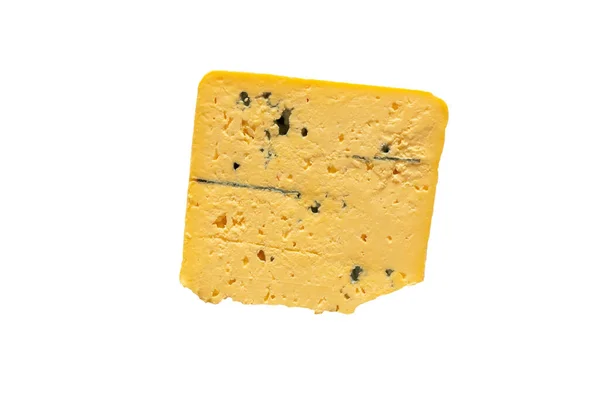 単離された背景に青色のカビを持つ黄色のチーズの一部を閉じる — ストック写真