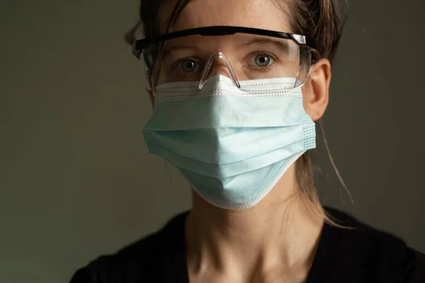 Retrato Cerca Una Joven Ucraniana Con Gorra Médica Máscara Gafas —  Fotos de Stock