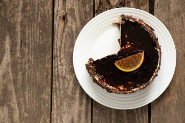 yuvarlak çikolatalı kek bir tabakta duruyor.