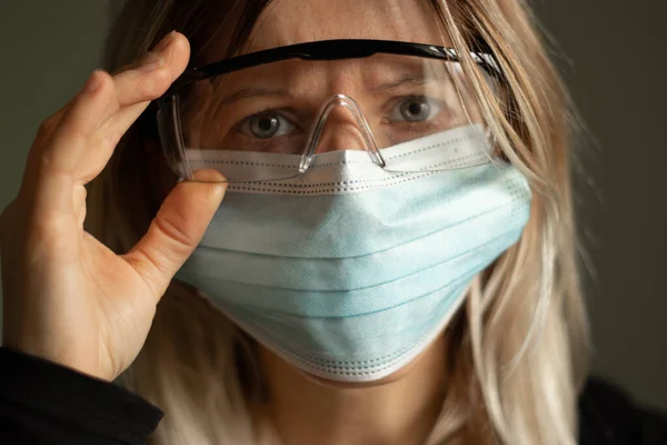 Retrato Cerca Una Joven Ucraniana Con Gorra Médica Máscara Gafas —  Fotos de Stock