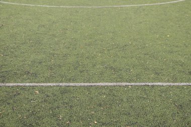 Beyaz şeritli yeşil futbol sahası