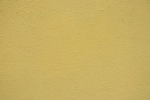 家の黄色い荒っぽい壁を背景にして — ストック写真