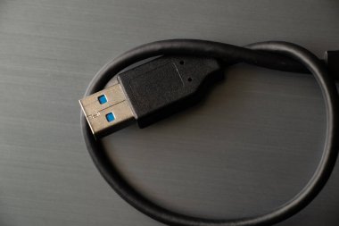 Gri arkaplanda usb kablosu kapat