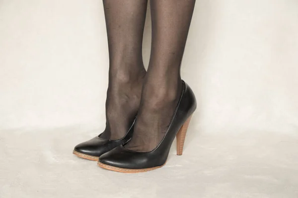Siyah Ayakkabılı Beyaz Halıda Siyah Naylon Çoraplı Kız — Stok fotoğraf