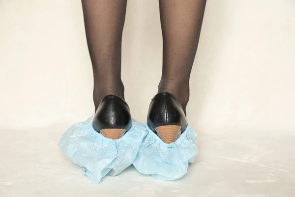 Девушка Защитных Медицинских Чехлах Обуви Стоит Полу Больнице Медицинская Форма — стоковое фото