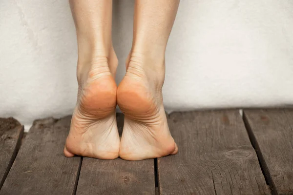 Mädchen Steht Barfuß Auf Dem Boden Des Hauses Beine Nahaufnahme — Stockfoto