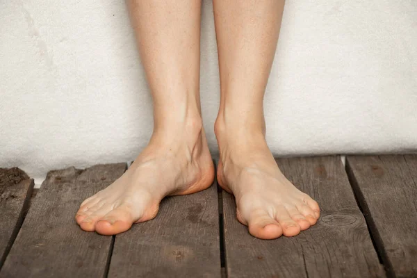 Kız Çıplak Ayakla Evin Zemininde Duruyordu Bacakları Yakındı — Stok fotoğraf