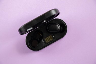 izole edilmiş renkli arka planda kablosuz kulaklıklar.