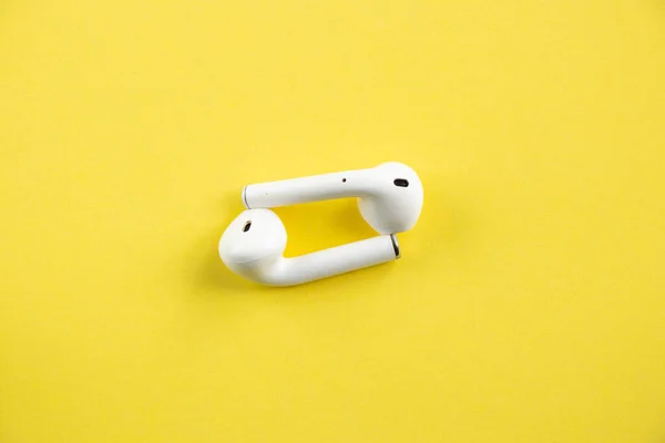 Bezprzewodowe Słuchawki Izolowanym Kolorowym Tle Zbliżenie — Zdjęcie stockowe