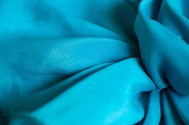 Tasarım için arkaplan olarak dalgalar halinde mavi ipek kırışık kumaş