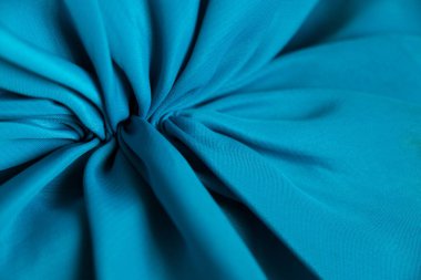 Tasarım için arkaplan olarak dalgalar halinde mavi ipek kırışık kumaş