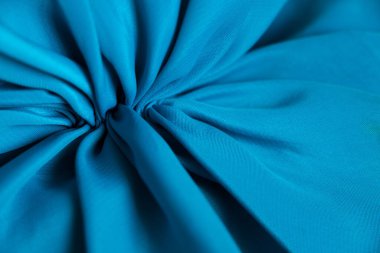 Tasarım için arkaplan olarak dalgalar halinde mavi ipek kırışık kumaş