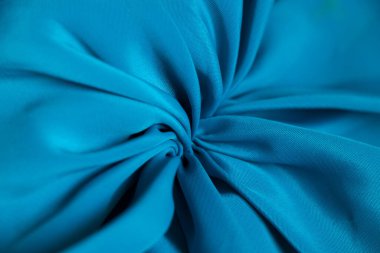 Tasarım için arkaplan olarak dalgalar halinde mavi ipek kırışık kumaş