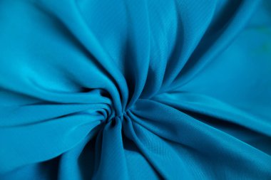 Tasarım için arkaplan olarak dalgalar halinde mavi ipek kırışık kumaş