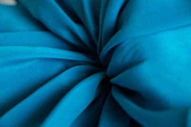 Tasarım için arkaplan olarak dalgalar halinde mavi ipek kırışık kumaş