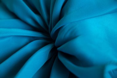 Tasarım için arkaplan olarak dalgalar halinde mavi ipek kırışık kumaş