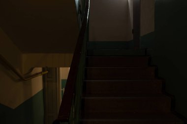 Ukrayna 'daki Dnipro şehrinde bir apartmanda eski bir Sovyet kirli karanlık merdiveni.