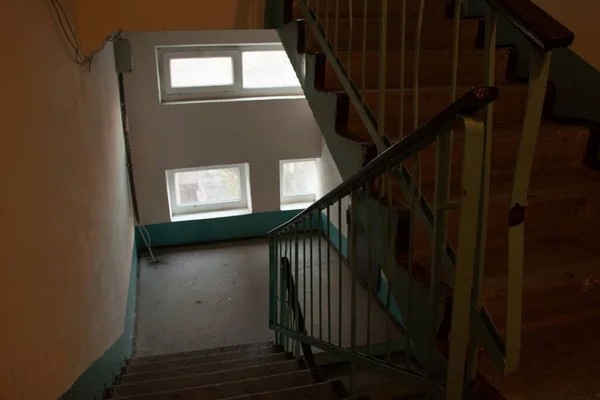 Velho Soviete Sujo Escadaria Escura Prédio Apartamentos Cidade Dnipro Ucrânia — Fotografia de Stock
