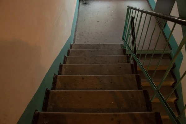 ウクライナのドニプロ市にあるアパートの古いソ連の汚い暗い階段 — ストック写真