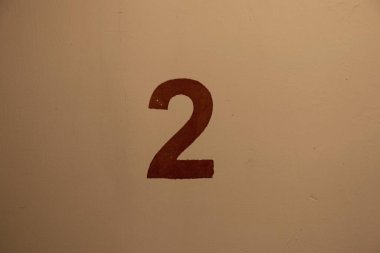 İkinci kattaki merdivenin duvarına iki numaralı kırmızı resim çizildi.