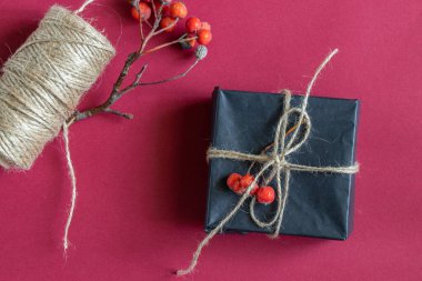 İzole edilmiş kırmızı arka planda ev yapımı hediye kutuları yakın plan, hediye