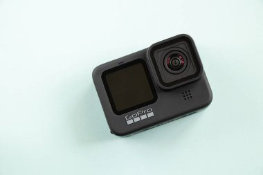 Ukrayna Dnipro 06.01.2021 - Kamera Go pro 9 izole bir arka planda yatıyor, yeni aksiyon kamerasının gözden geçirmesi