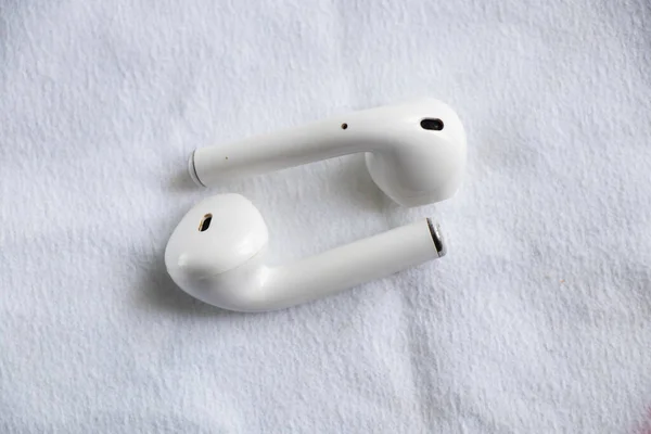 Drahtlose Weiße Kopfhörer Auf Weißem Hintergrund Nahaufnahme — Stockfoto