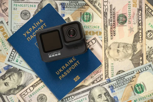 Ucrania Dnipro 2021 Gopro Encuentra Pasaporte Biométrico Ucraniano Dólares — Foto de Stock