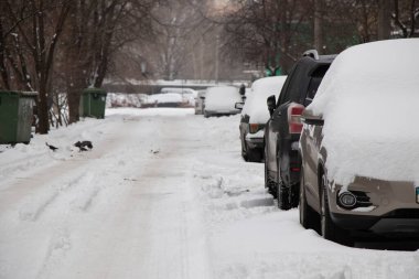 Ukrayna Dnipro 01.13.2021 - Dnipro şehrinin yerleşim bölgesine kar yağdı, şehir sakinleri bir yerleşim alanının sokaklarına