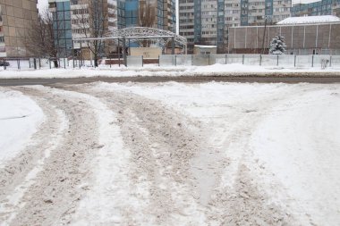 Karda yol, kışın çamurda yol.