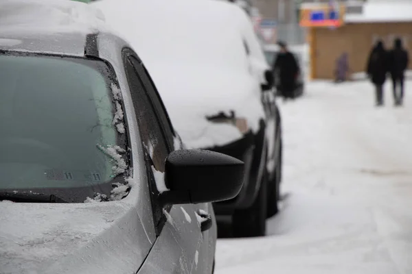 2021年1月1日乌克兰第聂伯鲁市的一个住宅区下雪天 该市居民在一个住宅区的街道上 — 图库照片