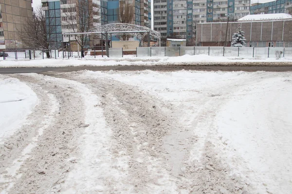 冬天城市的道路上有雪也有泥 — 图库照片