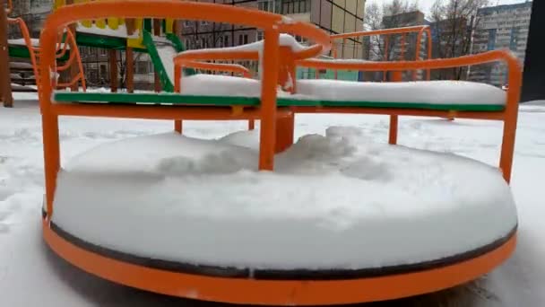 Ukrajina Dnipro 2021 Dětský Houpačka Sněhu Zimě Lednu Nádvoří Obytné — Stock video