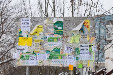 Ukrayna Dnipro 13.01.2021 - mesaj panosu kışın şehir caddesinde duruyor